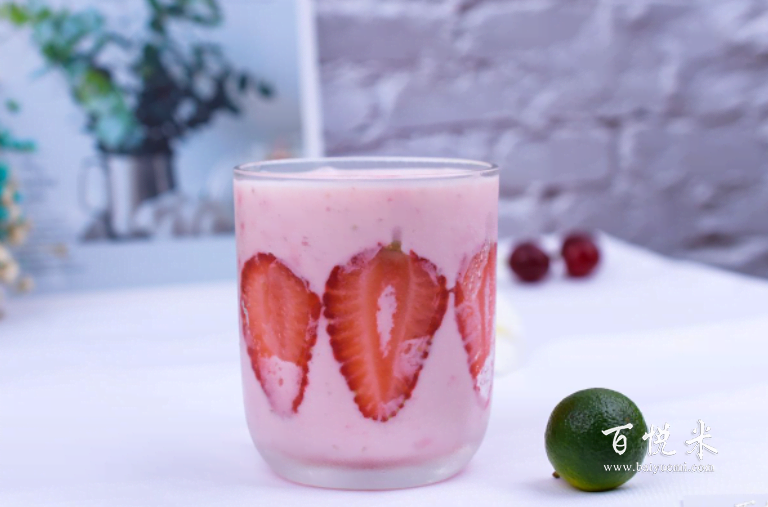 请问草莓酸奶奶昔怎么做出来的在家难不难制作？